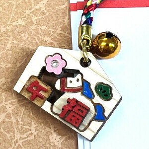 ◇2026年干支◇午【”馬九行久"うまくいく★幸運の馬”】ひのきラインストーン透かし絵馬午(大）ストラップ
