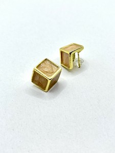 ナチュラルキューブ マーブルピアス［ベージュ］