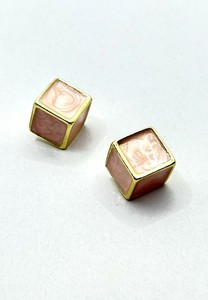 ナチュラルキューブ マーブルピアス［ピンク］