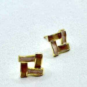 ツイストスクエア ピアス［ピンク×ベージュ］