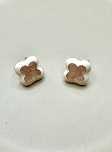 マーブルフラワー ピアス［ホワイト×ベージュ］