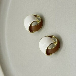 ツイストピアス［ブラウン×ベージュ］