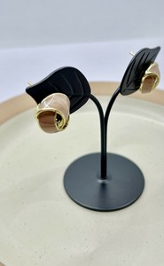 [人気商品！予約販売]【韓国風】ニュアンスカラー ツイストピアス［ブラウン×ベージュ］