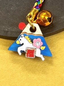 ◇2026年干支◇午【”馬九行久"うまくいく★幸運の馬”】ひのきラインストーン富士と午ストラップ（根付）