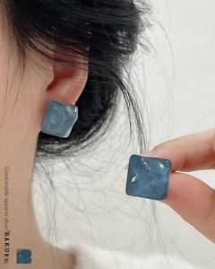 ブルースクエアピアス 水滴 とぅるん ぷっくり