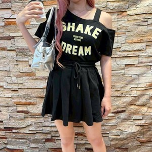 SHAKE DREAMプリントトップス＆プリーツミニスカートセット　ワンショルダートップス/肩ストラップ付