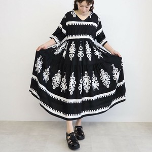 【新入荷】【枚数限定】【おすすめ！】レトロな柄のきれいめワンピース　BRILLANTE大阪