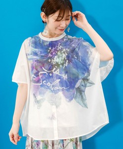 大輪の水彩花柄シャツ