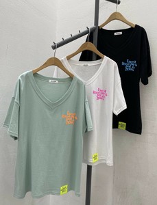 【2025春夏新作】ラベルデザイン発泡ロゴVネックTシャツ