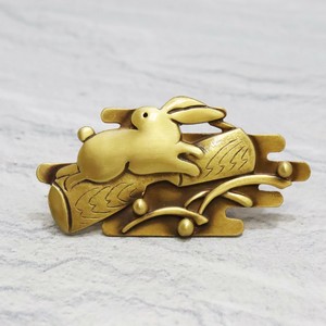 【 帯留め 】真鍮　杵ウサギ　金古美  (1173-1400-010)