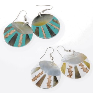 バリ島より入荷！  シェルピアス 2種