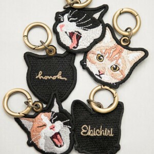 【名入れ可】 「あくびする猫」 刺繍キーホルダー  名入れ可能