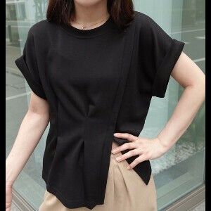 【2025年新作】タック入りフレンチスリーブスリットTシャツ　トップス　春　夏　SS　秋　大人　きれいめ