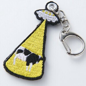 【名入れ可】 アブダクトされる牛の刺繍キーホルダー ギフト