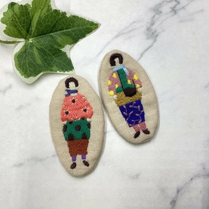 ブローチ　個性的　刺繍　女性　ウーマン　お洒落　ファッション