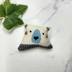 ブローチ　個性的　刺繍　シロクマ　白熊　ベアー　アニマル　クッション