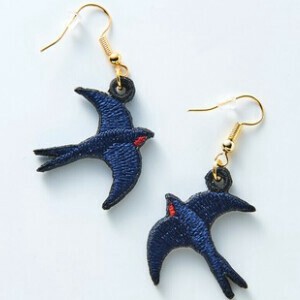 【名入れ可】 「つばめ」刺繍 ピアス／イヤリング