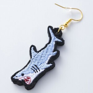 【ピアス／イヤリング】【名入れ可】 「シャーク」刺繍