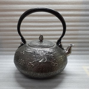【南部鉄瓶】砂鉄製高級鉄瓶　平丸型　1.6L　雲龍　素焼き／持ち手（つる）固定