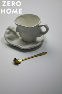 コップ 3点セット カップ 手でコーヒーカップのスプーンを流す