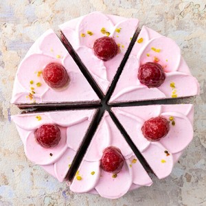 ラズベリーとショコラのフラワーケーキ（カット済）