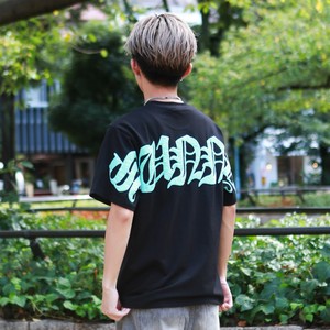 発砲型押しアーチロゴ半袖Tシャツ