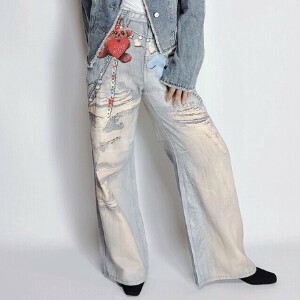 デニムパンツ　ワイドストレート　ダメージ加工風　チェーン　キャラクター　転写プリント