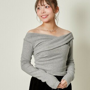 《美鎖骨×抜け感ドレープ》アシメトップス／くびれ見せの1枚