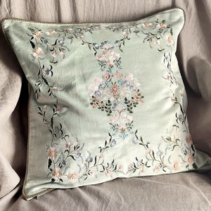 【2025年7月 新入荷】フラワー刺繍クッション 50×50cm 中材付き