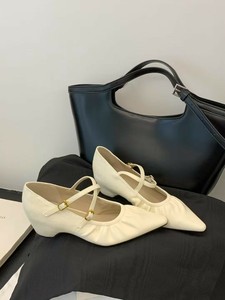 ソフトフラット小さなサンダル女性のための 2025 新作アウタークロスストラップ 3色サンダル