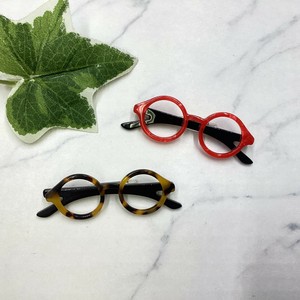 ブローチ　アクリル　個性的　丸メガネ　ラウンド