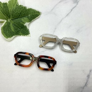 ブローチ　アクリル　個性的　四角メガネ　スクエア