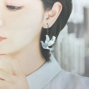 ピアス　個性的　アクリル　白い鳥　ホワイト