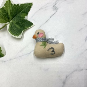 ブローチ　個性的　刺繍　ぬいぐるみ　アヒル　鳥　マフラー