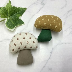ブローチ　個性的　刺繍　ぬいぐるみ　キノコ　ペイズリー