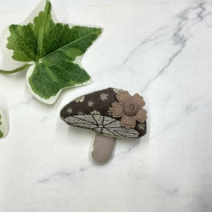 ブローチ　個性的　刺繍　ぬいぐるみ　キノコ　フラワー　お花