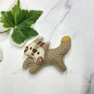 ブローチ　個性的　刺繍　ぬいぐるみ　リス　アニマル
