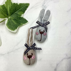 ブローチ　個性的　刺繍　ぬいぐるみ　ウサギ　アニマル　ストライプ