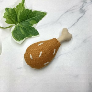 ブローチ　個性的　刺繍　ぬいぐるみ　骨付き肉　チキン　ブラウン