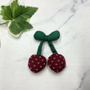 ブローチ　個性的　刺繍　ぬいぐるみ　サクランボ　チェリー　ドット