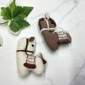 ブローチ　個性的　刺繍　馬　ウマ　アニマル　クッション
