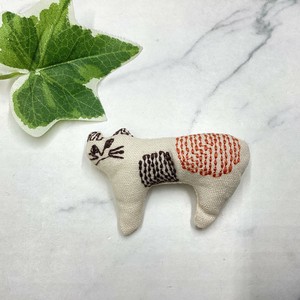 ブローチ　個性的　刺繍　ぬいぐるみ　猫　ネコ　キャット　アニマル