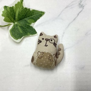 ブローチ　個性的　刺繍　クッション　猫　ネコ　キャット　アニマル　ライトブラウン