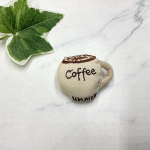 ブローチ　個性的　刺繍　ぬいぐるみ　コーヒー　マグカップ