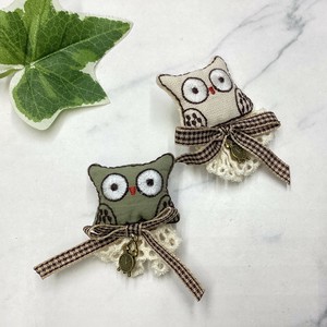 ブローチ　個性的　刺繍　ぬいぐるみ　フクロウ　ミミズク　リボン