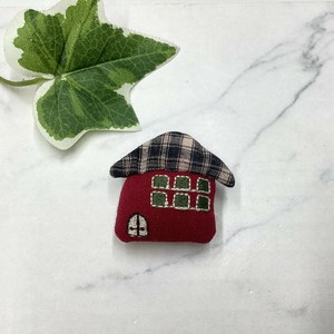 ブローチ　個性的　刺繍　ぬいぐるみ　ハウス　家　チェック柄