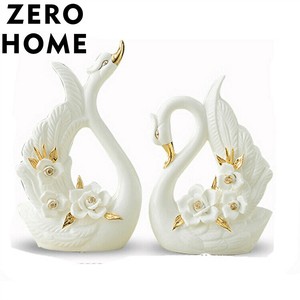 幸せを運ぶ白鳥の陶器 ペア用の生涯記念品