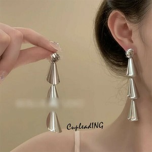 ◆◆大人気◆◆韓国ファッション シンプルながら存在感のあるフリンジピアス パーティーアイテム