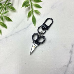キーホルダー　チャーム　個性的　ハサミ　文房具　ブラック