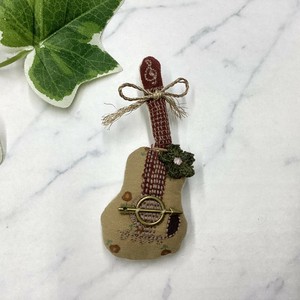 ブローチ　個性的　刺繍　ぬいぐるみ　ネイビー　ギター　音楽　楽器
